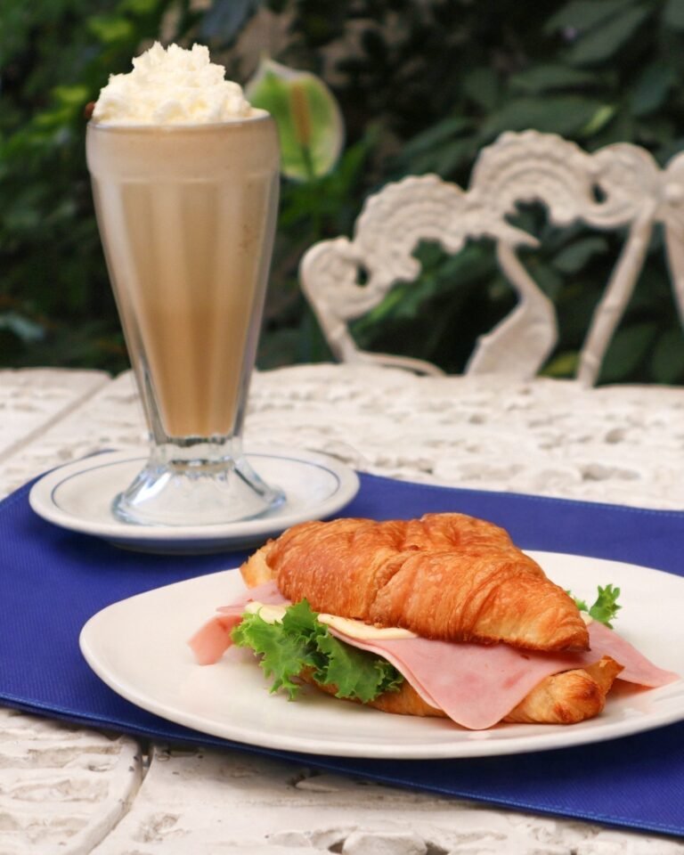 Instagram post from helenpastelerias. This post is in position 5.