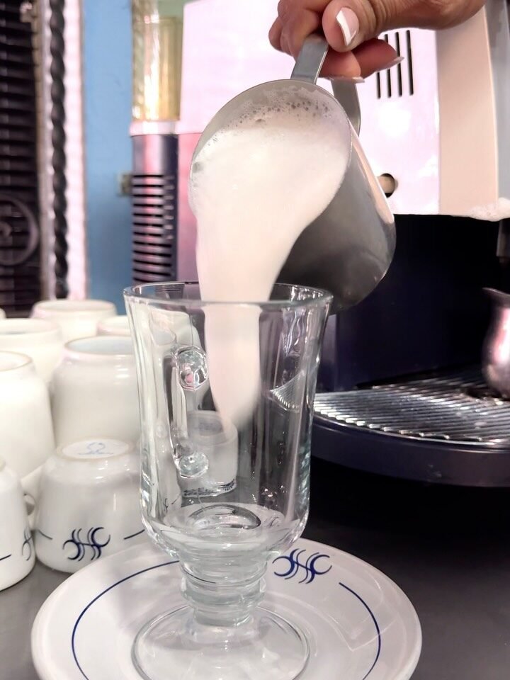 Instagram post from helenpastelerias. This post is in position 1.