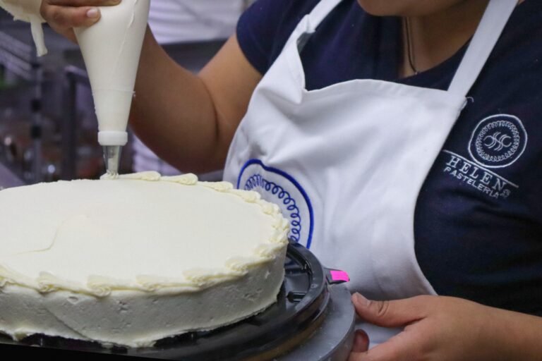 Instagram post from helenpastelerias. This post is in position 2.